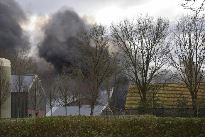 Enorme rookwolken bij zeer grote brand in leegstaand pand