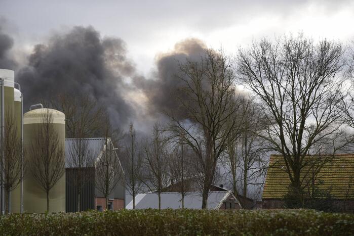Enorme rookwolken bij zeer grote brand in leegstaand pand