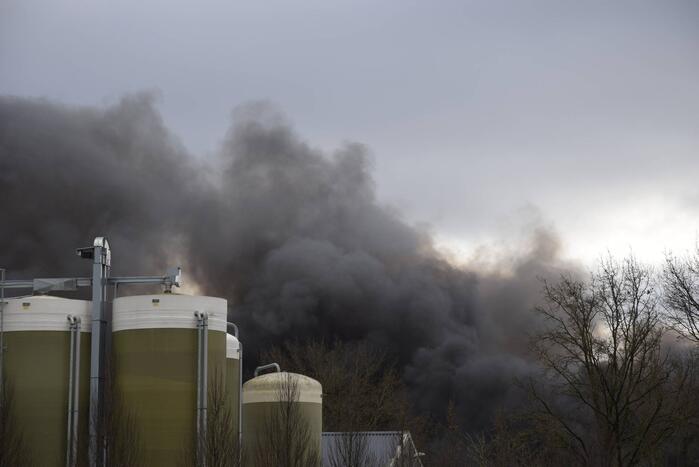 Enorme rookwolken bij zeer grote brand in leegstaand pand