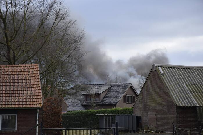 Enorme rookwolken bij zeer grote brand in leegstaand pand