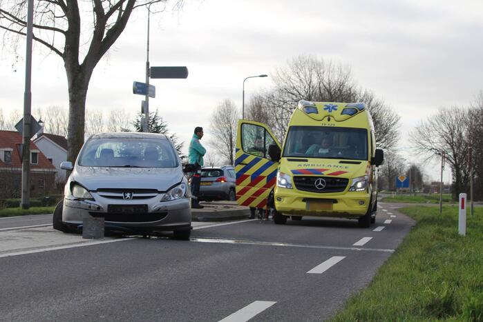 Auto komt tot stilstand in middenberm