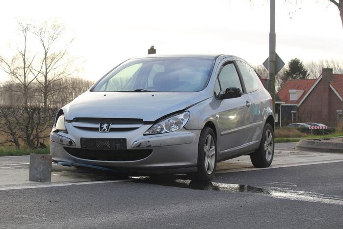 Auto komt tot stilstand in middenberm