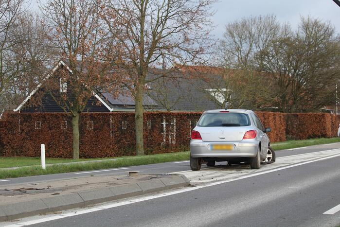 Auto komt tot stilstand in middenberm