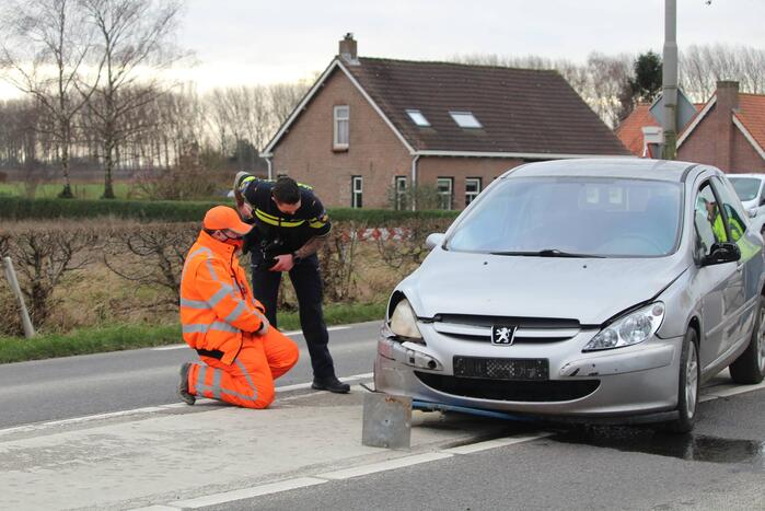 Auto komt tot stilstand in middenberm