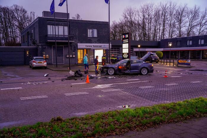 Schade na botsing tussen twee voertuigen