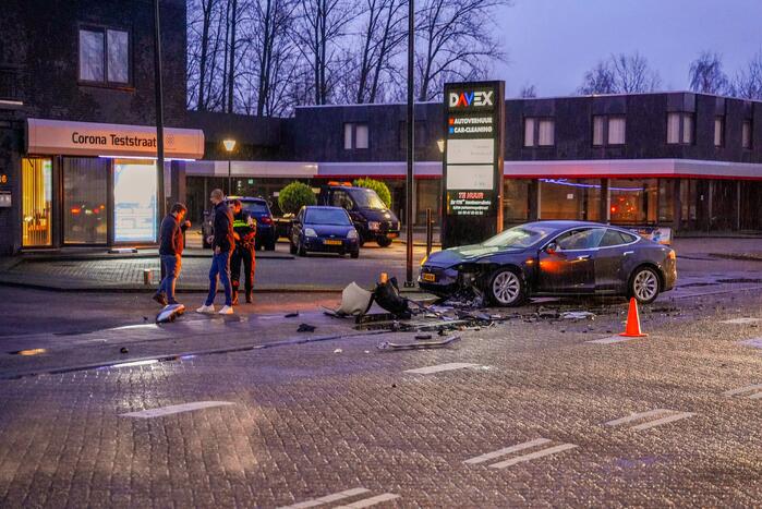 Schade na botsing tussen twee voertuigen