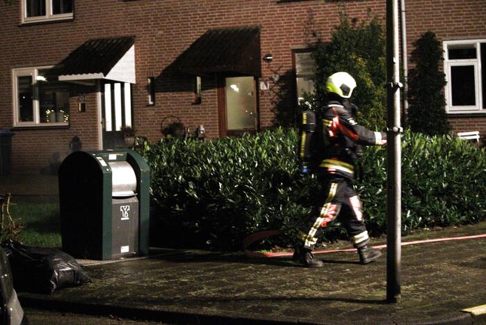 Brandweer blust brand in container