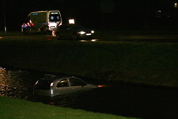 Voertuig te water, bestuurder met de schrik vrij