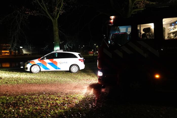 Brandweer blust brand in jeugdhonk