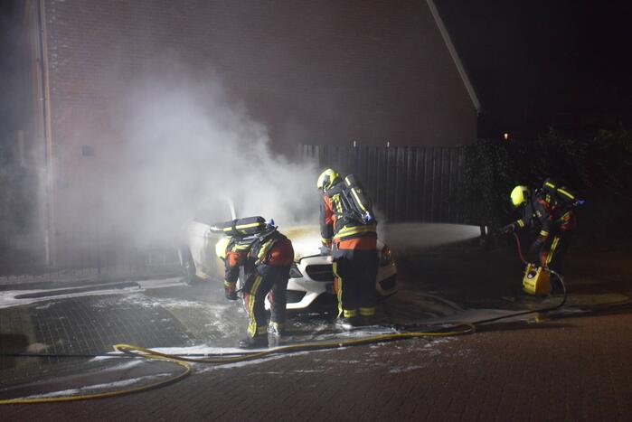 Geparkeerde auto volledig in brand