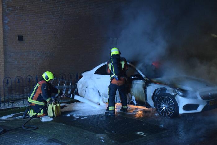 Geparkeerde auto volledig in brand