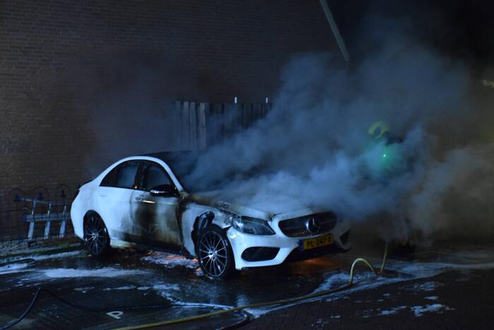 Geparkeerde auto volledig in brand