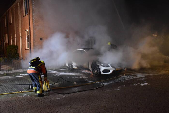 Geparkeerde auto volledig in brand