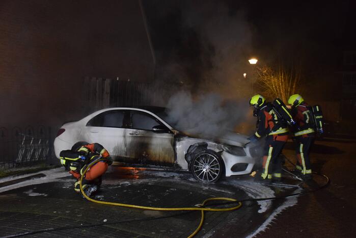 Geparkeerde auto volledig in brand