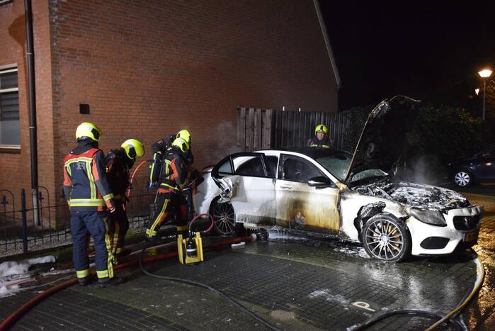 Geparkeerde auto volledig in brand