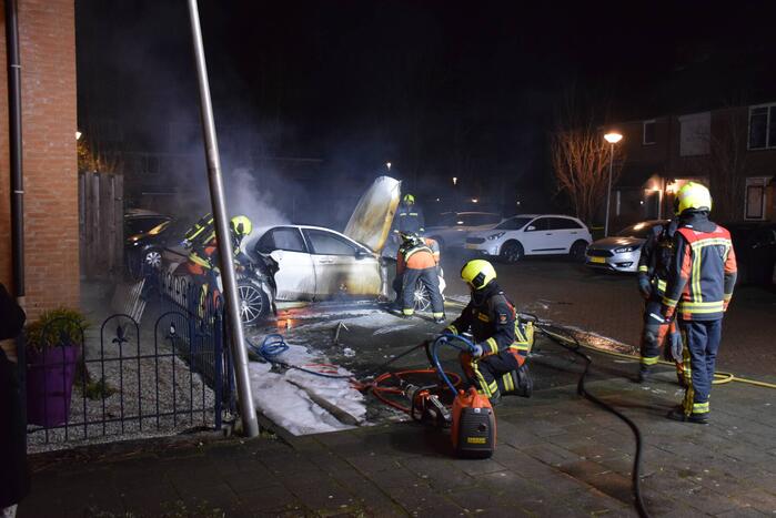 Geparkeerde auto volledig in brand