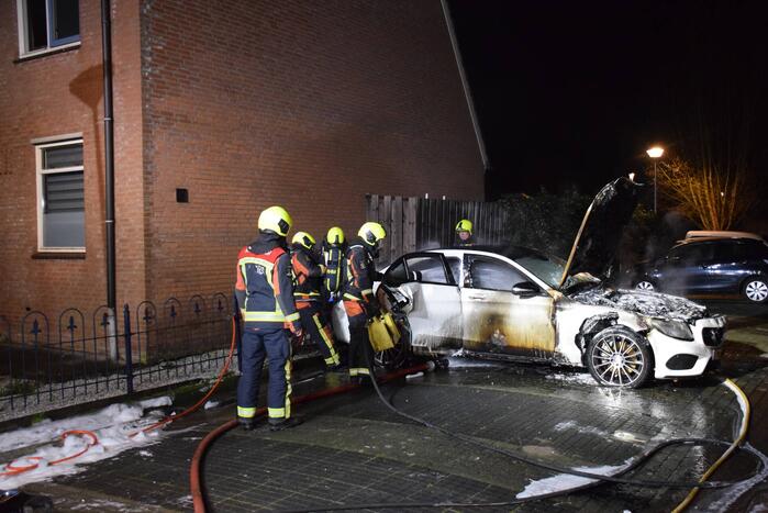 Geparkeerde auto volledig in brand