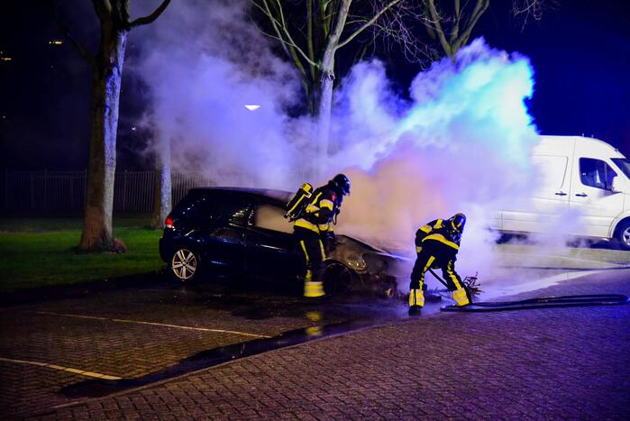 Personenauto uitgebrand op parkeerplaats