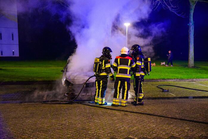 Personenauto uitgebrand op parkeerplaats