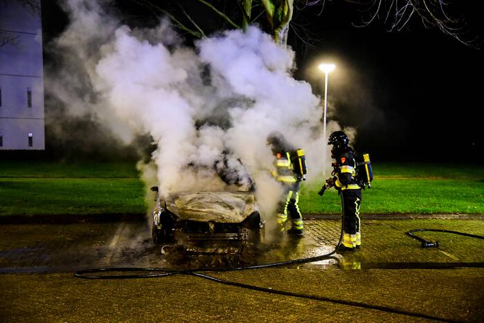Personenauto uitgebrand op parkeerplaats