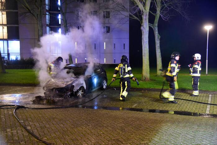 Personenauto uitgebrand op parkeerplaats