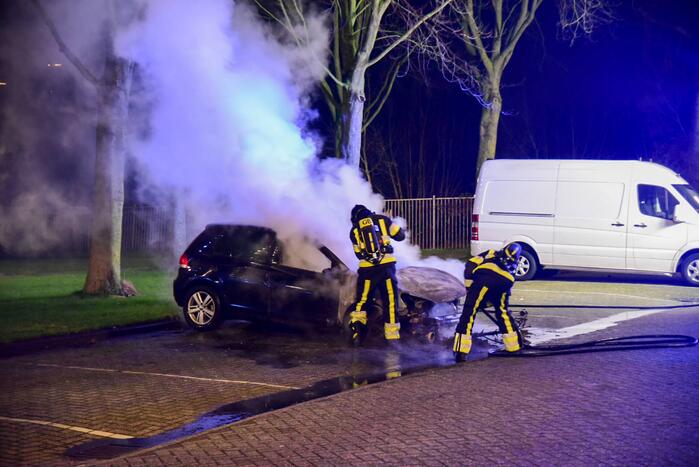 Personenauto uitgebrand op parkeerplaats