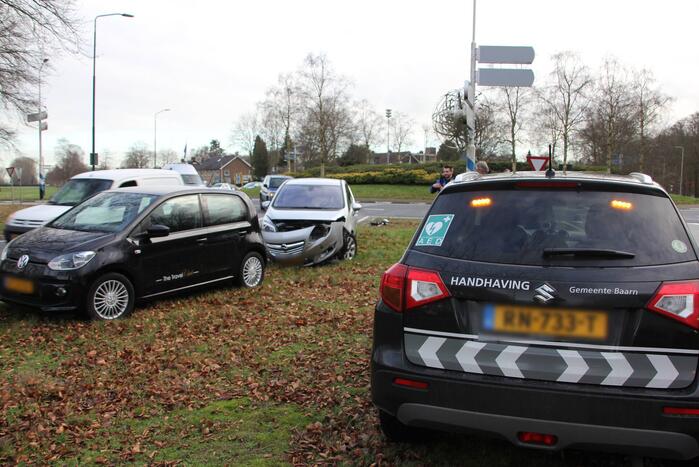 Auto's beschadigd bij ongeval Escher rotonde