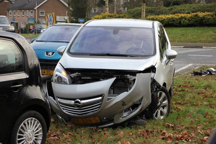 Auto's beschadigd bij ongeval Escher rotonde