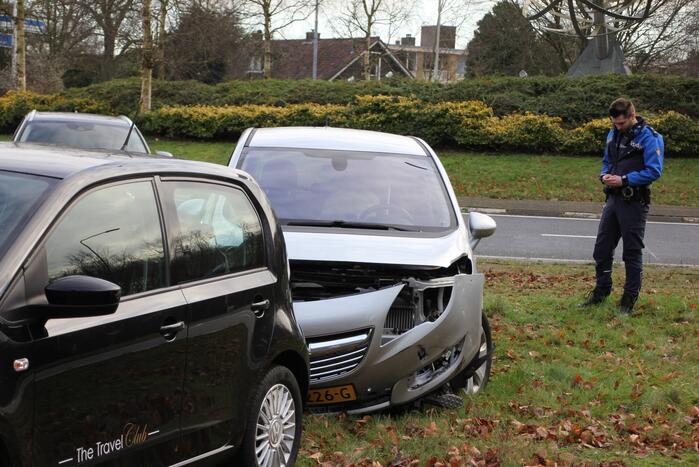 Auto's beschadigd bij ongeval Escher rotonde