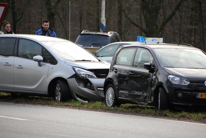 Auto's beschadigd bij ongeval Escher rotonde