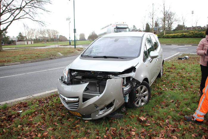 Auto's beschadigd bij ongeval Escher rotonde