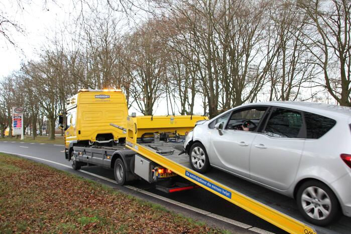 Auto's beschadigd bij ongeval Escher rotonde