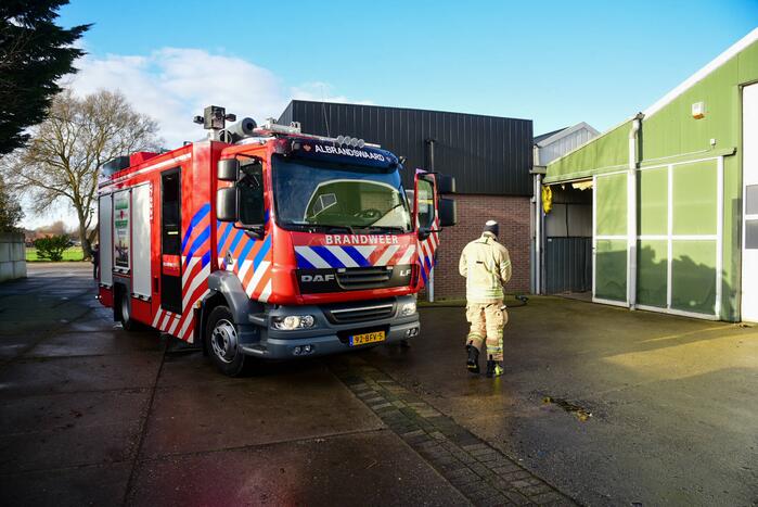Kortsluiting in oude koelkast van bedrijf