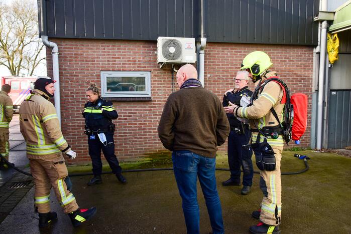 Kortsluiting in oude koelkast van bedrijf