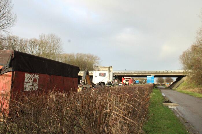 Brandweer ingezet voor vrachtwagen met vastgelopen remmen