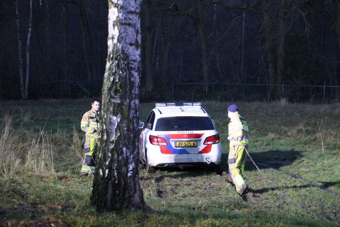 Politieauto vast in modder na melding van jeugd in verlaten ziekenhuis