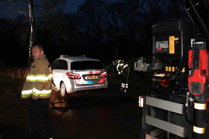 Politieauto vast in modder na melding van jeugd in verlaten ziekenhuis