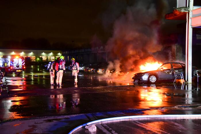 Meerdere auto's in brand bij autobedrijf