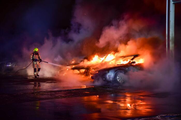 Meerdere auto's in brand bij autobedrijf