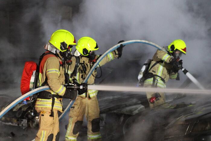 Meerdere auto's in brand bij autobedrijf