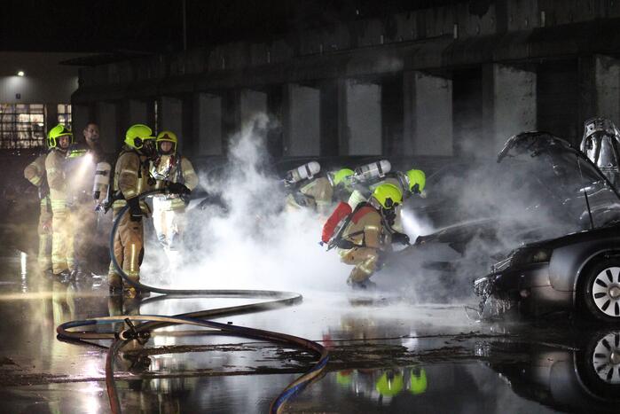 Meerdere auto's in brand bij autobedrijf