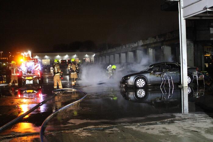 Meerdere auto's in brand bij autobedrijf