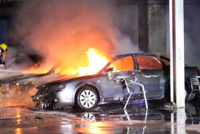 Meerdere auto's in brand bij autobedrijf