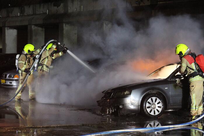 Meerdere auto's in brand bij autobedrijf