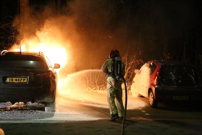 Geparkeerde auto uitgebrand
