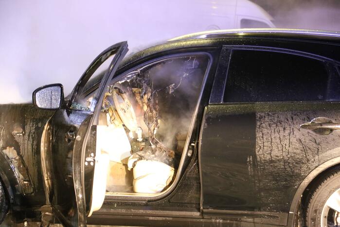 Geparkeerde auto uitgebrand