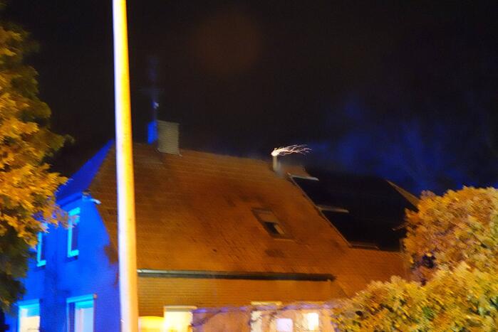 Veel vonken bij schoorsteenbrand