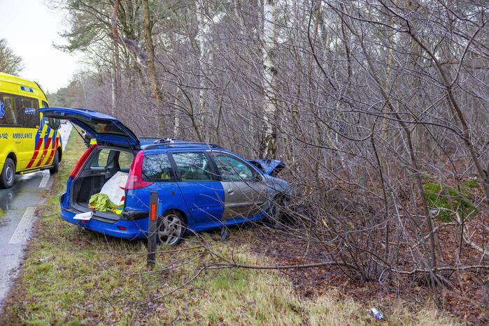 Automobilist raakt van de weg en botst tegen boom