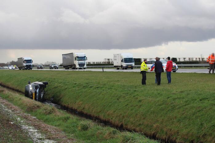 Auto belandt in sloot na ongeval op snelweg