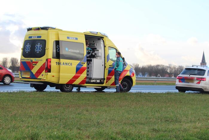 Auto belandt in sloot na ongeval op snelweg